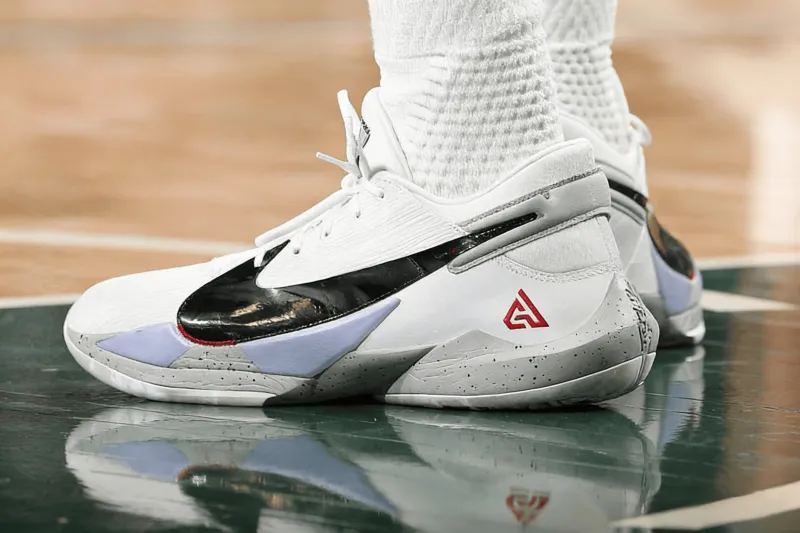 狗子28入口-遗憾伤退!阿德托昆博穿着Freak2,得到22分13篮板7助攻