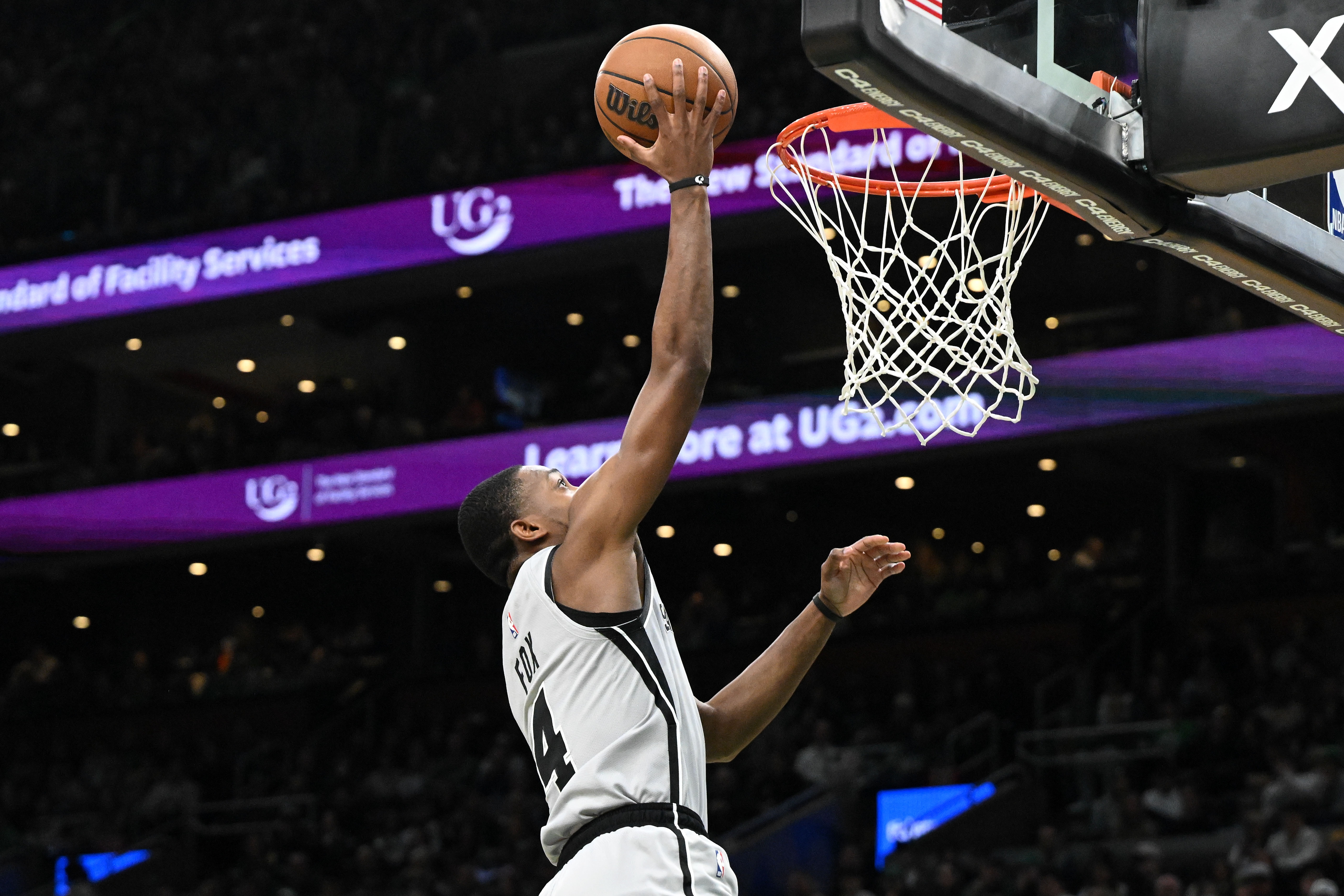 狗子28官网-飞狐碎敌！福克斯末节连取12分！全场13中10&amp;6三分砍31分5板5助！