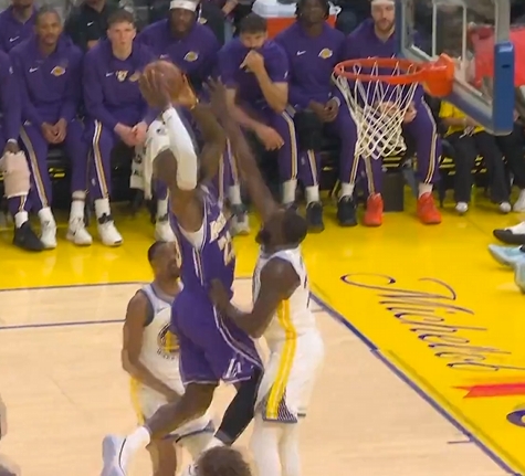 狗子28-詹姆斯突破途中疑似顶到了“小追梦”！追梦捂裆有些不适